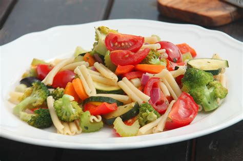 Mettete in padella le verdure con un filo d'olio, se sono fresche tagliatele sottili e fatele cuocere per circa 20 minuti. Pasta con verdure croccanti - La Cucina Salutare