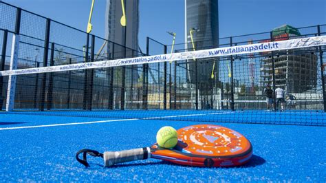 It's 2 against 2 on a court surrounded by glass. Uno sport per tutti: il padel - YouReporterNews