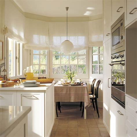 La decoración de cocinas blancas no son nada complejas, es que no se necesita de muchos otros ornamentos porque el blanco se roba todo el protagonismo. Cocinas con office