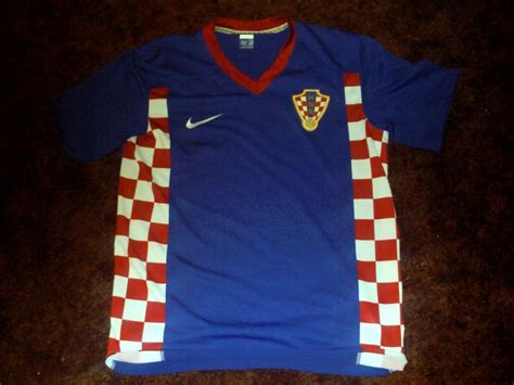 Hrvatska nogometna reprezentacija) represents croatia in men's international football matches and is controlled by the croatian football federation (hns). Croatia Away football shirt 2007 - 2009.