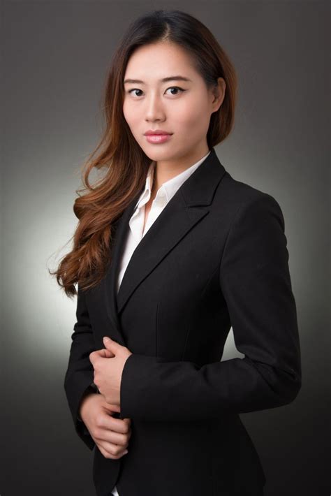 Corporate Business Portrait Of A Young Asian Woman Présentation