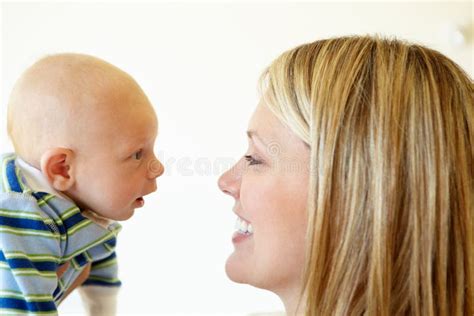 Madre Que Habla Con El Bebé Foto De Archivo Imagen De Adulto Perfil