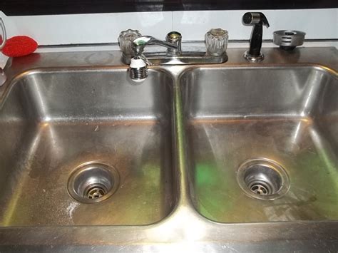 Double kitchen sinks are something that many people dream of having, but double kitchen sink plumbing can be a nightmare. How to Unclog a Double Kitchen Sink Drain | Dengarden