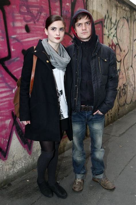 Josefíková působí jako křehká květinka s romantickou duší, ale ve vztahu s mádlem nemá růžové brýle na očích. To je páreček. Mádl jako chuligán a jeho holka Eva ...