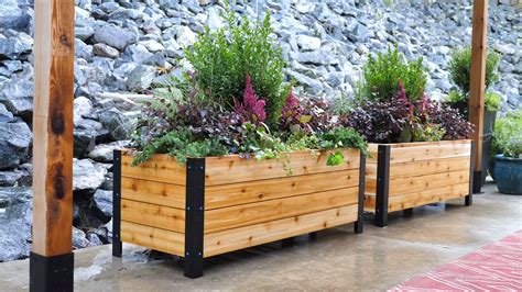 The slatted planter box has a sleek modern design with thin spaced slats with drainage. Modern Raised DIY Planter Box | My Nest Idea