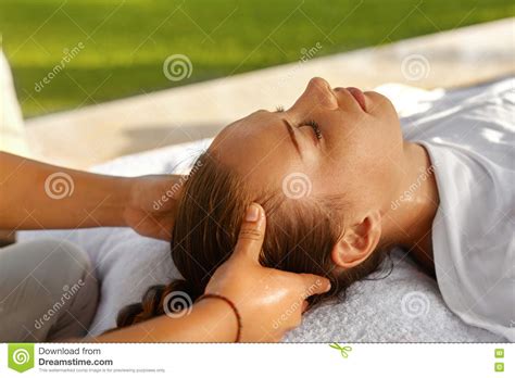 De Massage Van Het Kuuroord Mooie Vrouw Die Van Hoofdmassage Genieten De Voet Van De Vrouw In