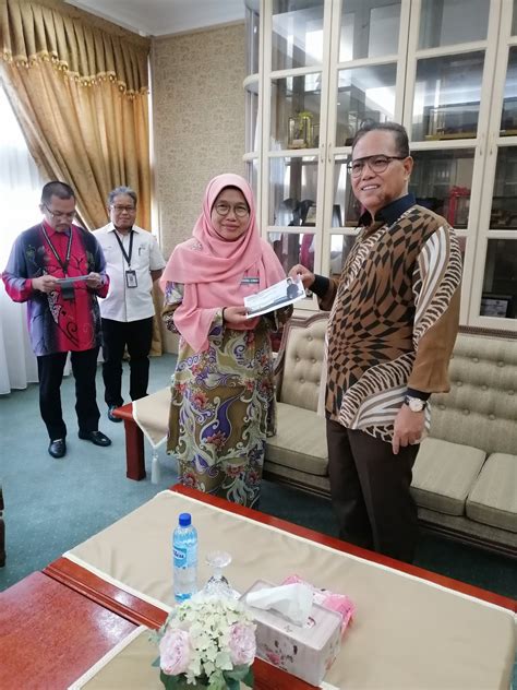 Kementerian kewangan dalam satu kenyataan berkata, kerajaan bersetuju meluluskan caruman kepada kumpulan wang rizab negeri berjumlah rm440 juta bagi membantu kerajaan negeri yang mengalami defisit untuk menguruskan hal ehwal kewangan dan melaksanakan projek pembangunan. PEGUSAKAPA Terima Sumbangan Kewangan Kerajaan Negeri ...