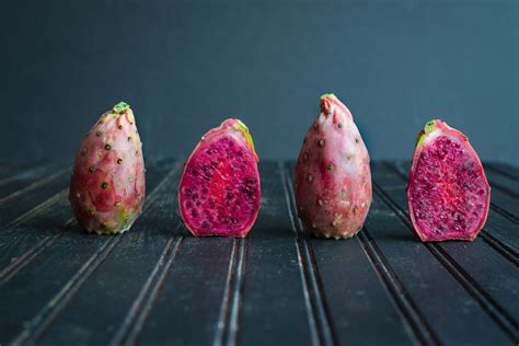 È il frutto di un cactus e assorbe per tutta l'estate. Come pulire i fichi d'india togliendo le spine senza farsi ...