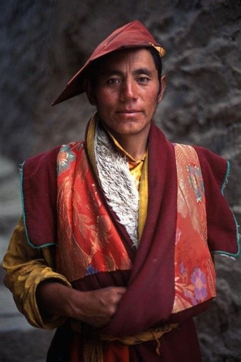 Tibetan Man In Traditional Clothing Source With Images People Of The World World Cultures
