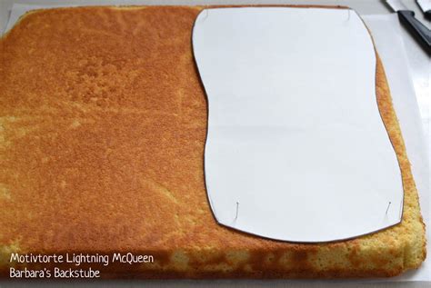 Dieser wird auf ein backpapier und eine schicht alufolie gelegt. Lightning McQueen Torte (Mandelbiskuit mit Beerenfüllung ...