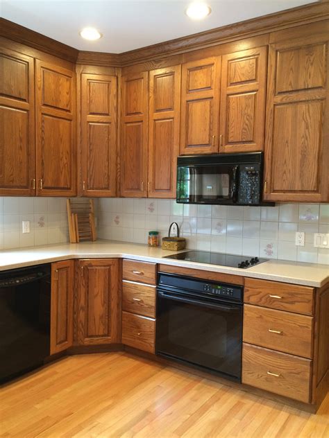 It is well textured with a straight grain that comes out well with dark colors. How to make an oak kitchen cool again :) — COPPER CORNERS