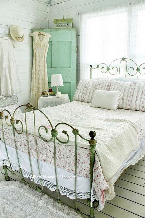 Shabby Chic Bedroom With Vintage Iron Bed And Floral Beddings Ide