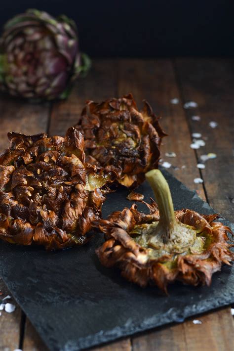 Attendete che il liquido con i carciofi torni a bollire, aspettate giusto 2 o 3 minuti, scolate per bene i riempite vasi di vetro con i carciofi, aggiungete l'olio fino a colmare i vasi. La cucina giudaico-romanesca: i carciofi alla giudia
