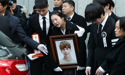 The autopsy shows the true cause leading to the actor's sudden death was actually a traumatic head. Kim Jong-hyun's fans bid an emotional farewell to K-pop ...