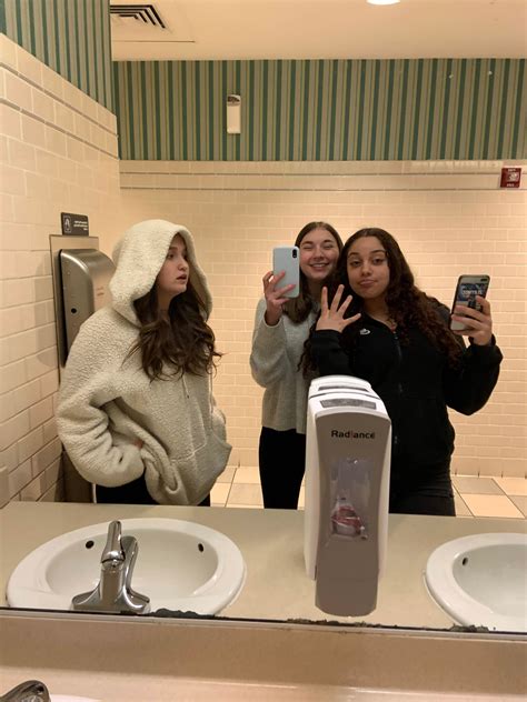 Pin By Sophia On Friends In 2020 Mirror Selfie Selfie Scenes