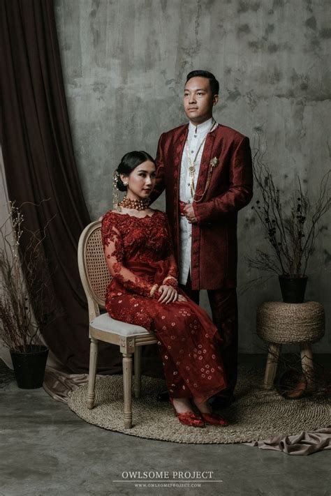 Setiap foto ditempatkan di sebuah booth yang juga dihiasi rangkaian bunga indah. Terbaik Dari Prewedding Jawa Klasik | Gallery Pre Wedding