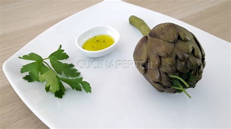 *4 persone* 8 carciofi fette di pane raffermo 4 filetti di acciughe sottolio una manciata di distribuite questo mix sui carciofi, et voilà! Carciofi Lessi - Cucina per Te