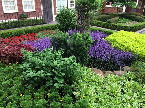 El exterior luce sencillo con aplicaciones de piedra, las ventanas han sido orientadas hacia un hermoso jardín interior, para ello se ha pensado en una distribución en los planos forma de «l». Consejos para diseñar y decorar jardines pequeños. Plantas ...