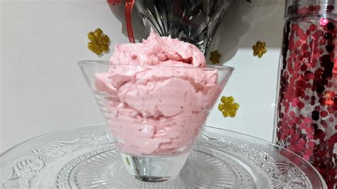 Ecco la crema di panna pronta! Crema alla panna aromatizzata alle fragole (senza uova ...