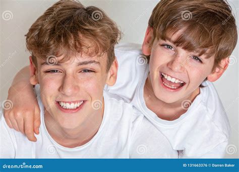 De Jonge Gelukkige Broers Die Van Jongenskinderen Samen Glimlachen