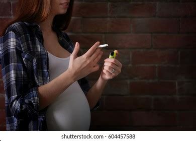 Mujer Embarazada Fumando Cigarrillo Sobre Fondo Foto De Stock 604457588