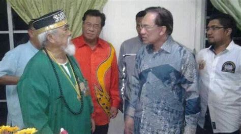 Majlis tersebut di rasmikan oleh presiden pekida malaysia hj jamaludin bin yusof kehadiran senarai pengerusi pekida setiap kawasan. Anwar Ibrahim Kunjung hormat ayahanda PEKIDA Kajang ...