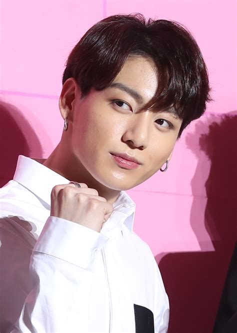 Jungkook's ideal type stage name: Que signifient les 3 lignes tatouées sur Jungkook (BTS)