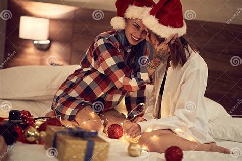 Deux Filles Se Préparant à Une Action Lesbienne Vicieuse Image Stock Image Du Chambre Passion