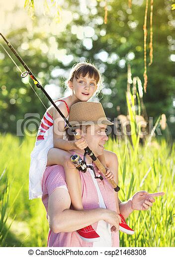 Feliz Padre E Hija Pescando Un Padre Joven Y Feliz Con Su Hija Yendo A