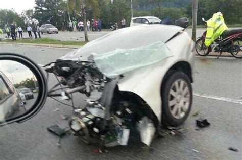 Dah banyak bengkel kereta, moto, car wash dah dibuka kat presint 15. DAHSYAT! - Kereta Terputus Dua Rempuh Tiang Lampu Di ...