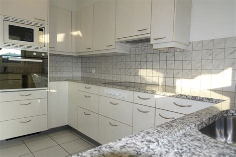 Maisonnette, „kleines haus, „häuschen) wird im deutschen eine wohnung bezeichnet, bei der die wohnung zusammenhängend in mindestens zwei geschossen eines gebäudes angeordnet ist. Zetzwil, 5.5 Zimmer Maisonette-Wohnung - Argovia ...