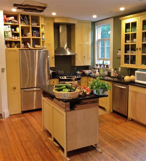 Many homeowners have begun building kitchen cabinets as a way of achieving a custom look without a huge price tag. Vintage kitchen, diy, makeshift island, glass front cabinets, make your own cabinets - Victoria ...