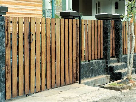 Material ini cocok untuk menegaskan kesan klasik pada rumah. Kuat dengan Kayu Ulin | Pagar kayu, Kayu, Rumah minimalis