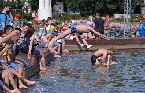 How Muscovites Escape the Summer Heat, in Photos