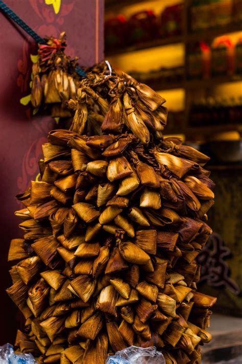 Home/products/decorative goods/interior decoration/საათი მაგიდის ლით.(მატარებელი). Corn skin made of decorations, hanging in front of the ...