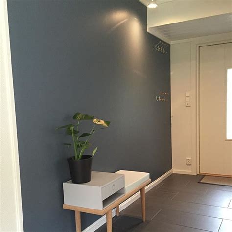 / navy blue got its name from the dark blue (contrasted with naval white) worn by officers in the royal navy since 1748 and subsequently adopted by other navies around the world.jotun has specialised in protective wood paints, lacquers and powder coatings for over 85 years. Pin på Wall color