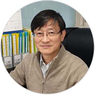 2018년 문재인 대통령 신년 기자회견에서 tv조선 최지원 기자가 '위안부 합의에 만족하냐'며 도발했으나 근혜어로 말해 아무도 알아듣지 못 했다. 제1회 한경바이오인사이트 포럼 | 한경닷컴