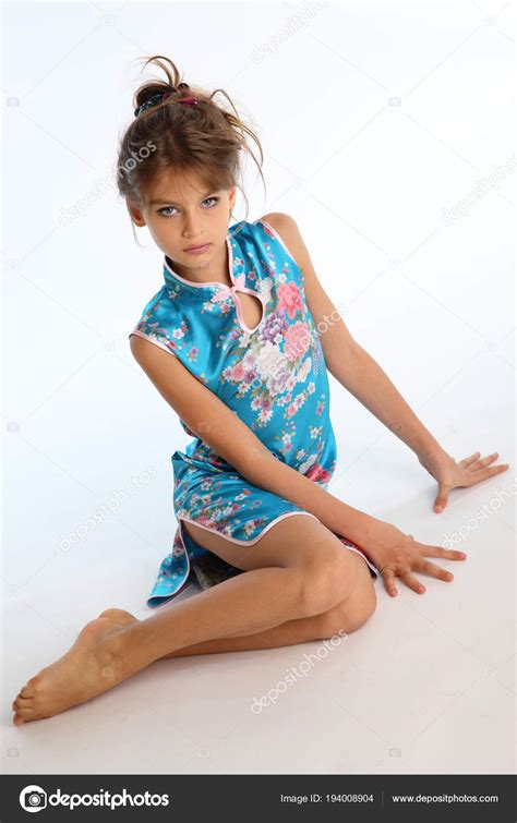 Красивая Девушка Азиатском Голубом Платье Сидит Босиком Элегантный Привлекательный Ребенок