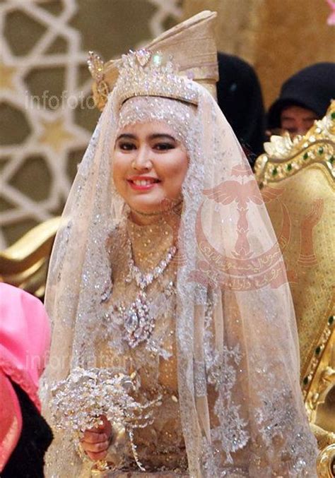 Beliau merupakan puteri kepada sultan brunei, sultan hassanal bolkiah bersama bekas isterinya iaitu, azarinaz mazhar hakim. Gambar & Video Majlis Nikah Anak Perempuan Sultan Brunei ...