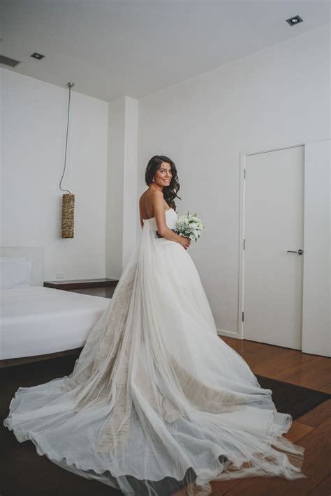 Browse items in a neutral colour palette with discreet detailing online at farfetch. Vera Wang Harlow Second Hand Wedding Dress on Sale 38% Off ...
