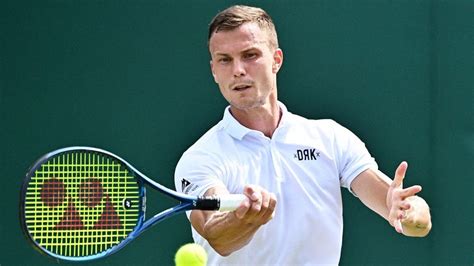 Fucsovics begann in dem alter durch fünf jahren tennis nach daddeln und konnte maßeinheit seiner juniorenkarriere mehrere große erfolge. Adeus de mais um favorito: Fucsovics faz as malas de ...