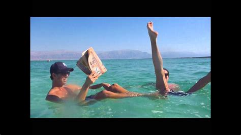 Перевод swimming in the sea на русский. Swimming in the Dead Sea - YouTube