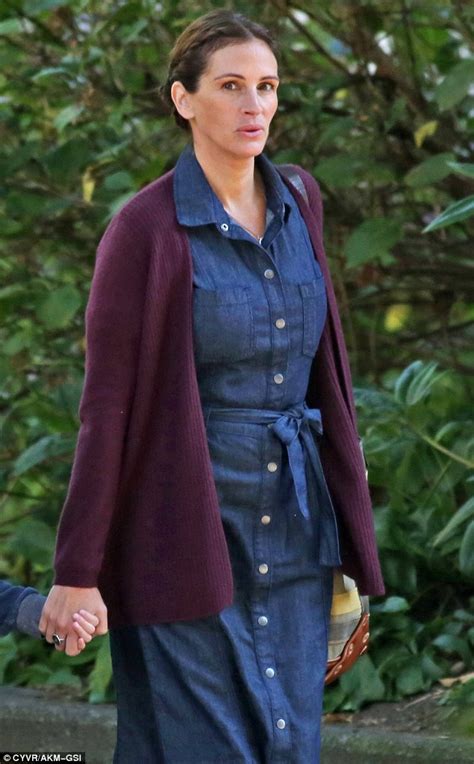 Julia Roberts Slips Into Plain House Dress To Shoot Scenes For Wonder