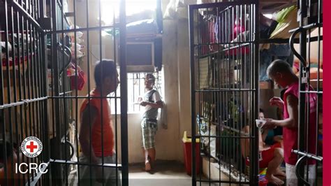 A glimpse of life behind bars in the Philippines - YouTube