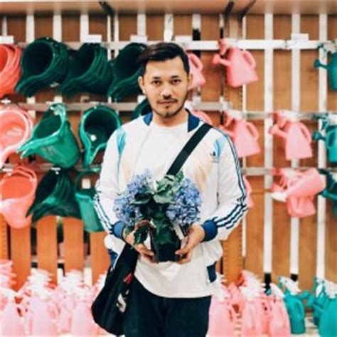 Kesal dengan mesej yang dianggap biad@b dan menghlna itu, rita membalas mesej lelaki berkenaan. Biodata Karl Shafek, Pengacara CJ Wow Shop | Azhan.co