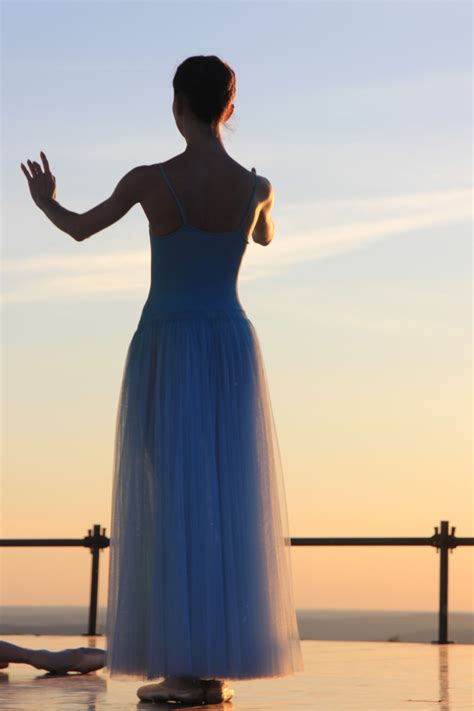 무료 이미지 하늘 소녀 여자 일몰 유행 푸른 의류 신부 발레리나 드레스 댄스 겉옷 유연함 사진 촬영
