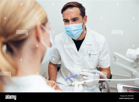 Dentista Hombre Hablando Con Una Enfermera Fotos E Imágenes De Stock Alamy