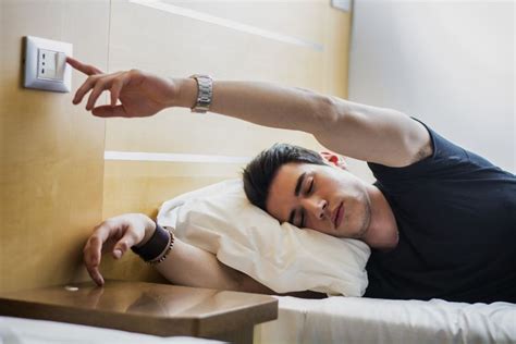 Bantal merupakan salah satu perlengkapan tidur yang sangat penting. TIDUR YANG SEHAT DENGAN LAMPU MENYALA ATAU MATI? | Spirit TOC