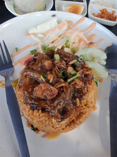 Fondly referred to as 'pd', this quiet coastal town is located just 32 km away from seremban and 80 km away from kuala lumpur. Kafe Kampung Kaw Port Dickson, Makanan Enak Dalam Suasana Desa