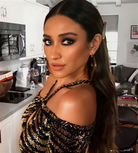Shay Mitchell ️ On Instagram “🌼 Shaymitchell” In 2021 Shay Mitchell Makeup Hair Makeup How